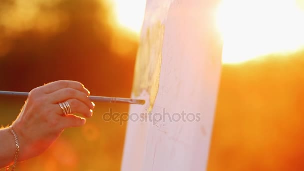 Nära håll syn på kvinnlig konstnär målning bild utomhus — Stockvideo