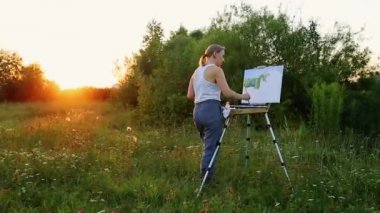 Palet Bıçağı tarafından ahşap palet ve sanatçı ile yağ veya Akrilik boyalar renkli canlı multi closeup kırpılmış