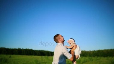 Baba küçük kızı ile oynarken ellerini atar.