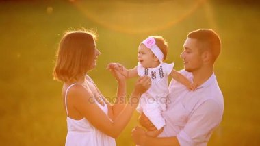 Mutlu anne, baba ve kız parkta