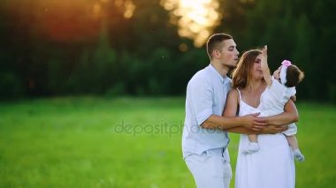 Mutlu anne, baba ve kız parkta