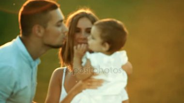 Mutlu anne, baba ve kız parkta