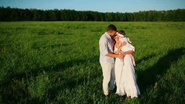 Madre felice, padre e figlia nel parco — Video Stock