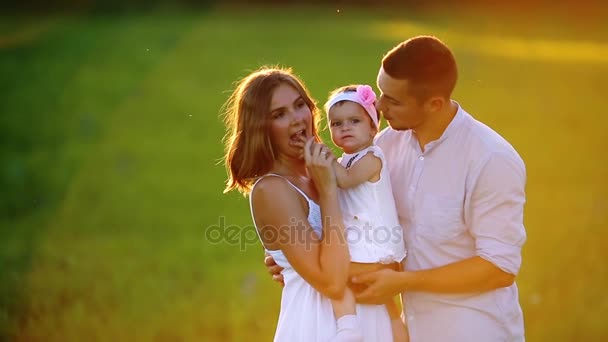 Mãe feliz, pai e filha no parque — Vídeo de Stock