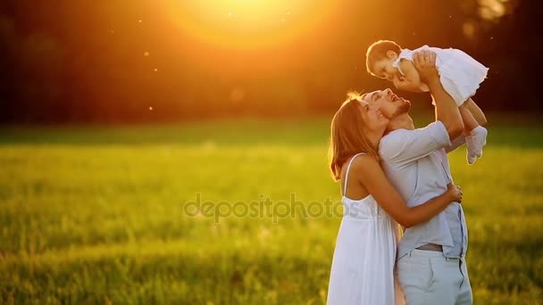 Mãe feliz, pai e filha no parque — Vídeo de Stock