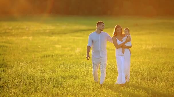 Joyeux sept promenades au coucher du soleil dans le parc. Vêtements blancs, le soleil, l'été . — Video