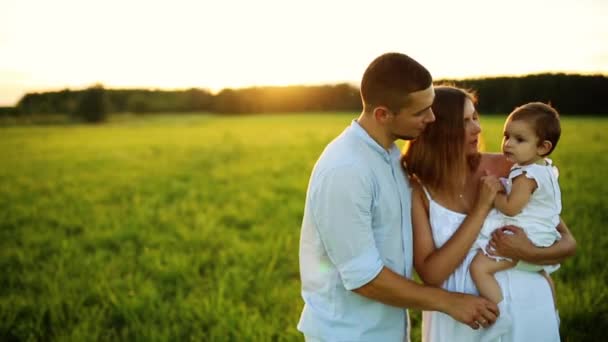 Happy seven walks at sunset in the Park. White clothes, the sun, summer. — Stock Video