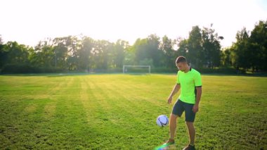 Spor, futbol ve insanlar - oynama ve sahada topu ile hokkabazlık futbolcu
