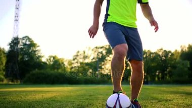 bacaklar ve ayaklar futbolcu çalıştıran ve top siyah arka plan üzerine izole yeşil çim sahada oynamak ile top sürme siyah ayakkabıları eylem kadar kapatın