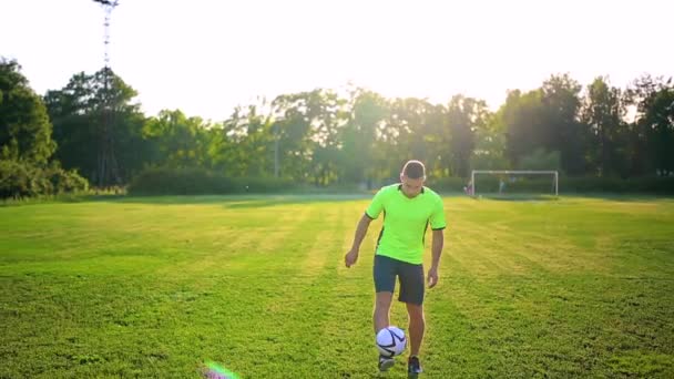 Sport, labdarúgás és emberek - futball játékos játszik és zsonglőrködik a labdát a mező — Stock videók