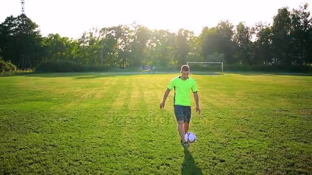 Deporte, fútbol y personas - jugador de fútbol jugando y haciendo malabares con pelota en el campo — Vídeos de Stock