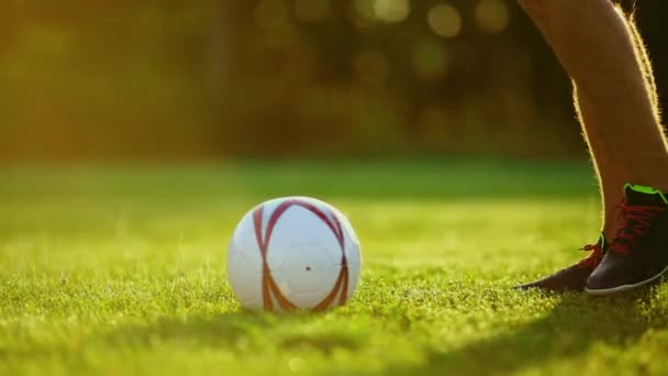 Футбольная обувь футбол на зеленой траве — стоковое видео