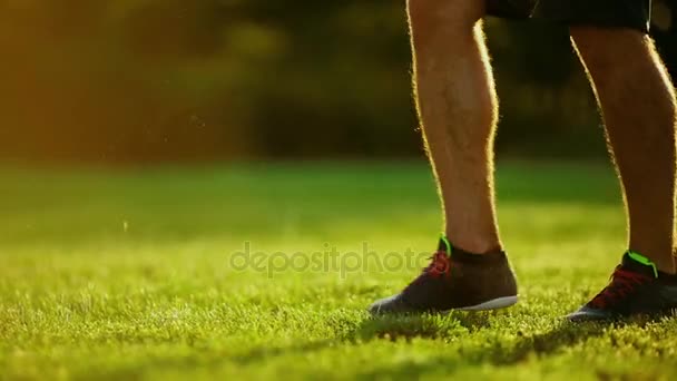 Футбольне взуття футбол на зеленій траві — стокове відео