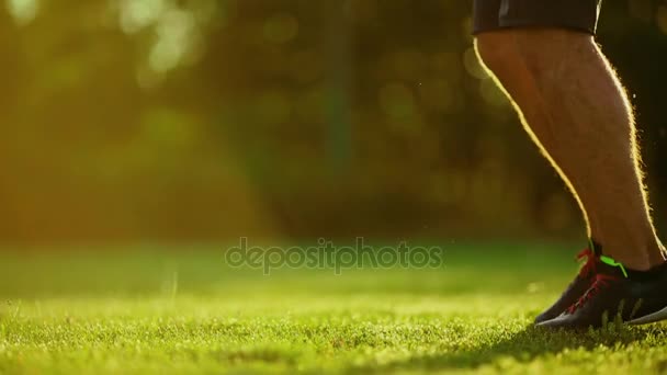 Avvicinamento dei piedi sulla cima del pallone da calcio sulla linea — Video Stock