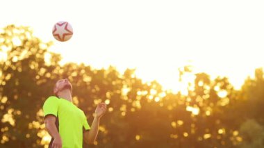 Profesyonel futbol oyuncusu topu kafa Zıplama.