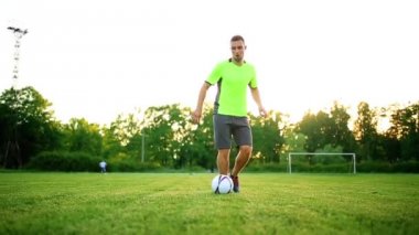 bacaklar ve ayaklar futbolcu çalıştıran ve top siyah arka plan üzerine izole yeşil çim sahada oynamak ile top sürme siyah ayakkabıları eylem kadar kapatın