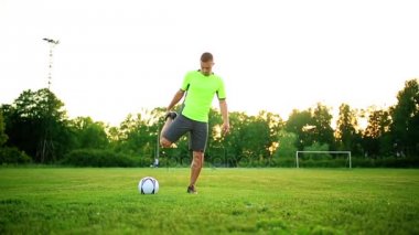 Güneşli bir günde stadyumda ısınma futbolcu