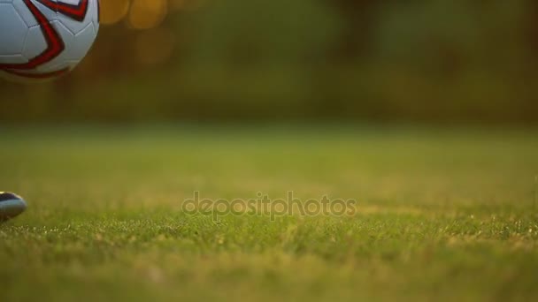 Футбольная обувь футбол на зеленой траве — стоковое видео