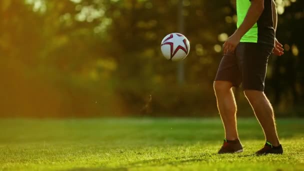 Закройте ноги поверх футбольного мяча на линии — стоковое видео