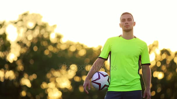 Retrato de un jugador de fútbol guapo con los brazos cruzados en el entrenamiento — Vídeos de Stock