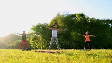 Güzel sportswomen parkta dumbbells ile egzersiz yaparak