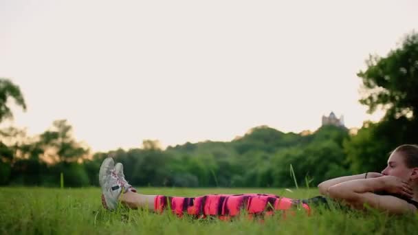 Deporte Chica meciendo la prensa al aire libre — Vídeos de Stock