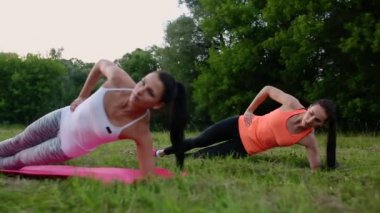 Karın midsection kasları üzerinde çalışan kadının tahta egzersiz yapması uygun. Fitness kız çekirdek iş doğada.