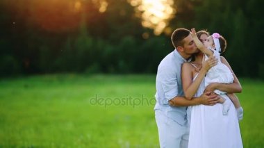 Mutlu genç aile yaz sahada yürüyüş çocuk ile. Sağlıklı anne, baba ve küçük kızı kız doğanın keyfini birlikte, açık havada. Günbatımı.