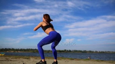 müzik kulaklık, sağlıklı yaşam, spor plaj, gündoğumu, sabah egzersizleri, genç güzel seksi kadının yapması iş dışarı, mekik işi
