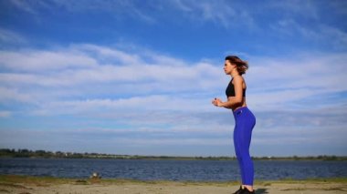 müzik kulaklık, sağlıklı yaşam, spor plaj, gündoğumu, sabah egzersizleri, genç güzel seksi kadının yapması iş dışarı, mekik işi