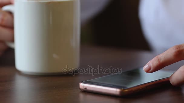 Primer plano de una joven independiente,, hermosa mujer mezclando su café de la mañana en la cafetería . — Vídeos de Stock