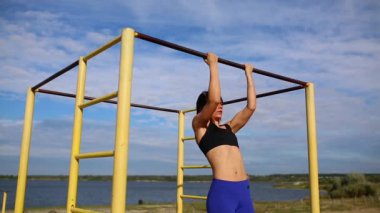 Spor kız Nehri yakınında bir yapamadın mavi gökyüzü arka plan üzerinde gerçekleştirir..