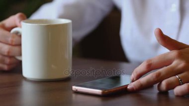 sabah kahvesini kafede karıştırma genç bir bağımsız,, güzel kadının yakın çekim.