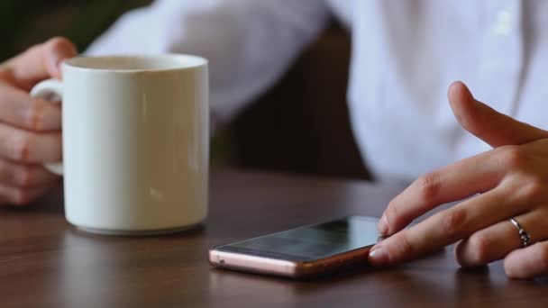 Close up van een jonge onafhankelijke,, mooie vrouw haar's ochtends koffie in Cafe mixen. — Stockvideo