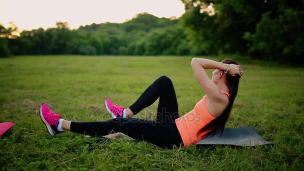 Deporte Chica meciendo la prensa al aire libre — Vídeo de stock