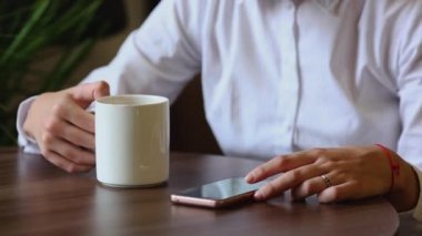 sabah kahvesini kafede karıştırma genç bir bağımsız,, güzel kadının yakın çekim.