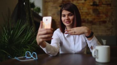 Office evde görüntülü sohbet konferans aracılığıyla konuşmayı telefonda konuşurken rahat genç kadın. Akıllı telefon app smartphone gülümseyen üzerinde mutlu kullanarak iş kadını