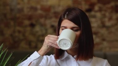 Kafede oturup, kahve içme ve biriyle konuşmak genç kız.