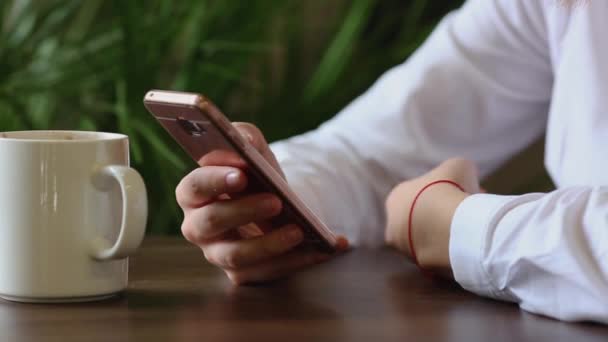 Primer plano de una joven independiente,, hermosa mujer mezclando su café de la mañana en la cafetería . — Vídeos de Stock