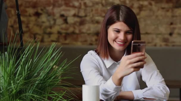 Hermosa chica hablando con socios de negocios utilizando una cámara de teléfono móvil . — Vídeo de stock