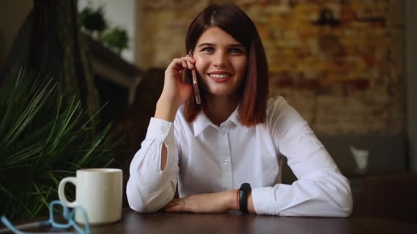 Bella donna d'affari che parla al telefono sorridendo e parlando del suo viaggio in vacanza. Primo piano . — Video Stock