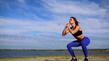 müzik kulaklık, sağlıklı yaşam, spor plaj, gündoğumu, sabah egzersizleri, genç güzel seksi kadının yapması iş dışarı, mekik işi