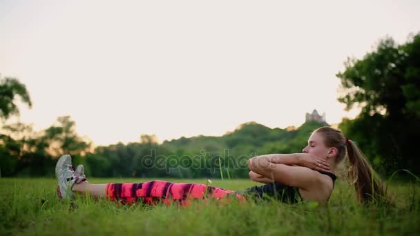 Dziewczyna Sport biegunach prasy na zewnątrz — Wideo stockowe