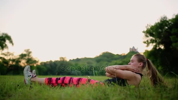 Esporte menina balançando a imprensa ao ar livre — Vídeo de Stock