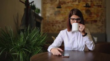 Bir güzel öğrenci kız kahve Rektör söylüyor ve bir Sms mesajı telefonda erkek arkadaşı yazıyor. İnternette bir haber satır satır. Kahve şarkı söylüyor.