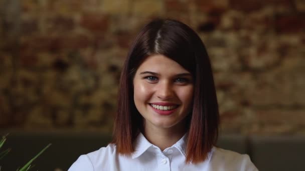 Menina bonita olhando para a câmera e sorrindo . — Vídeo de Stock