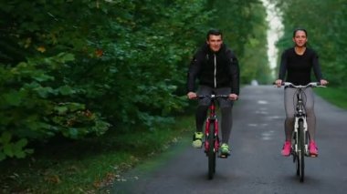 Genç çift Bisiklet park ile yaz aylarında zevk
