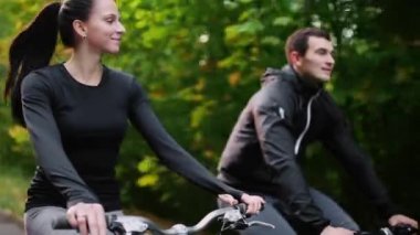 Genç çift Bisiklet park ile yaz aylarında zevk