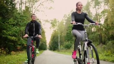 Bisiklet ve ormanın içinde içme suyu ile yürüme çekici çift