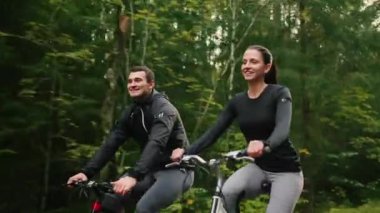 Steadicam atış dağ bisikleti çift bisiklet yolu, gün batımı yapıyor yüksek sürme.